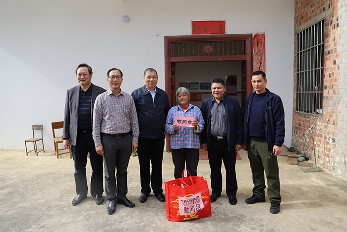 广西医科大学附属武鸣医院我院组织扶贫干部观看全国脱